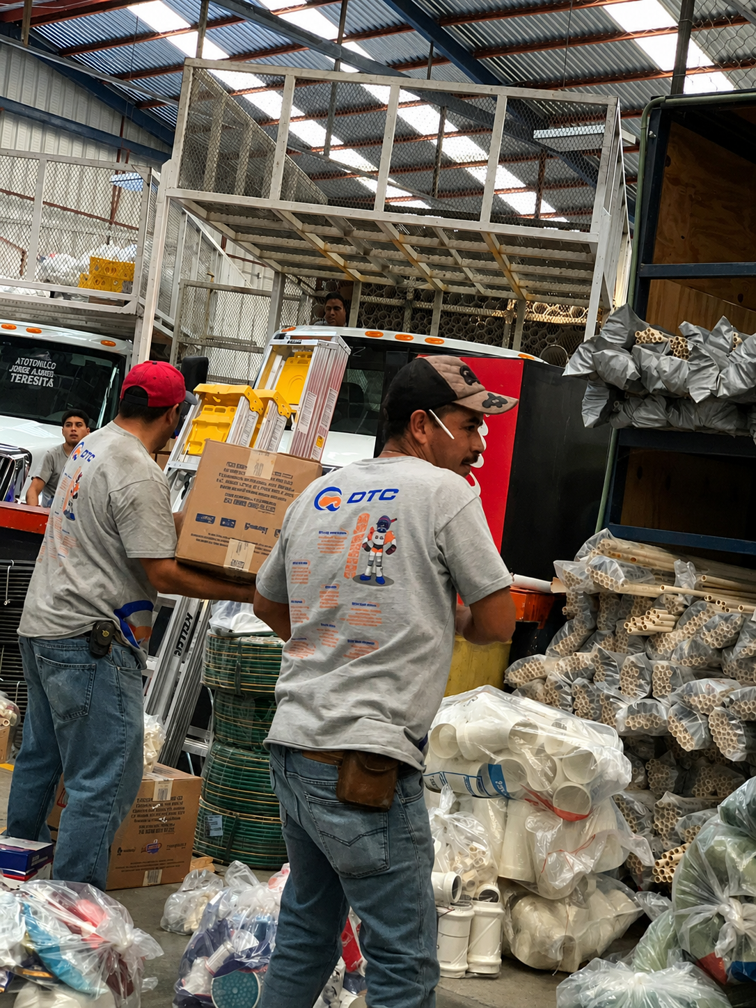 Equipo DTC preparando pedidos